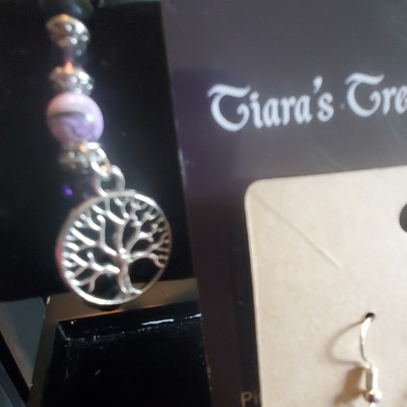 Jewelry - Picture 2 of 3